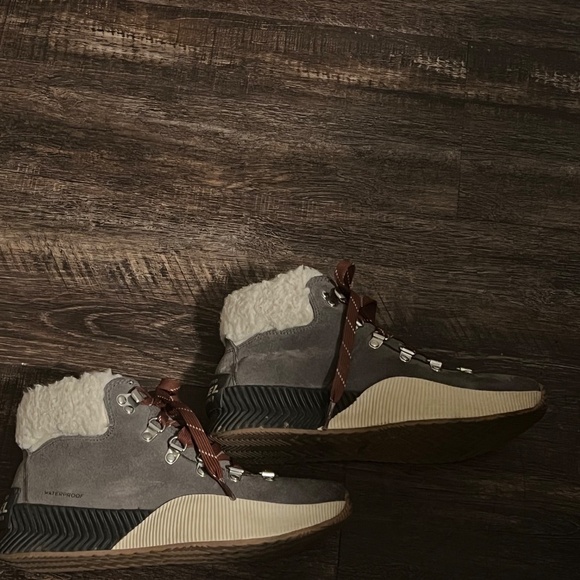 Sorel Women's Gray and Tan Winter Boots - Picture 4 of 5